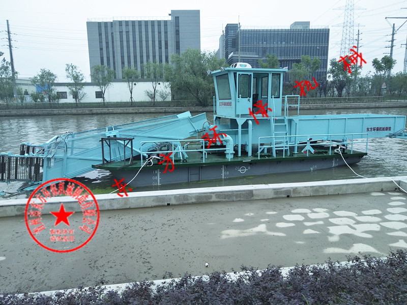 上海市政部门购买的DF-BJ110型全自动水面保洁船