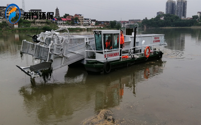 邵阳市城管局购买的DF-BJ110型全自动水面保洁船